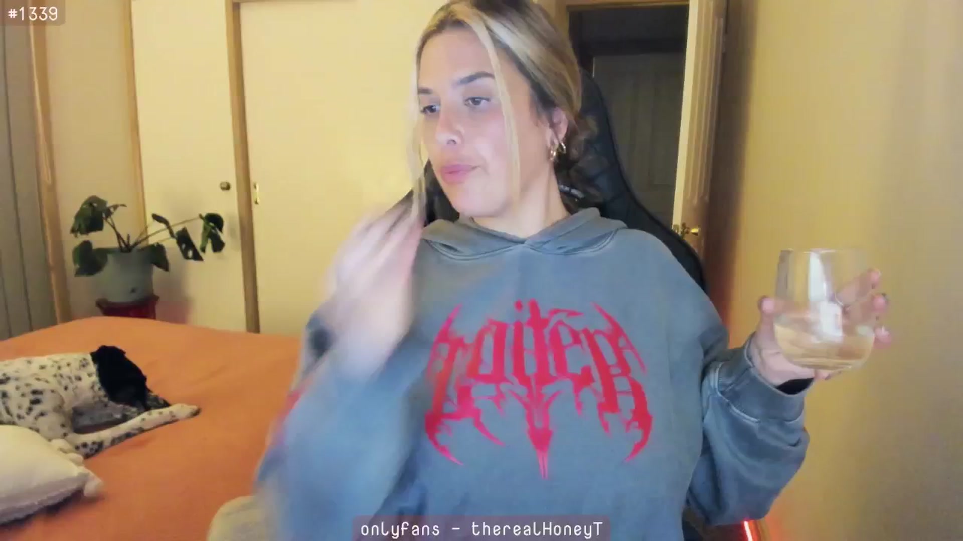 Gallery image thumbnail from HoneyTits_'s myfreecams stream on, 06/24/2024, 13:19 image 9 of 20
