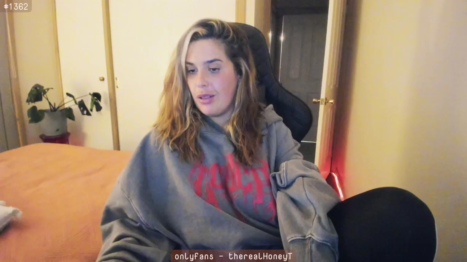 Gallery image thumbnail from HoneyTits_'s myfreecams stream on, 06/24/2024, 13:19 image 6 of 20