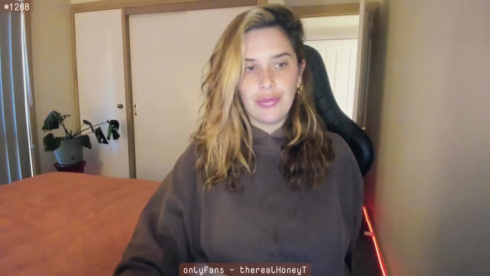 Gallery image thumbnail from HoneyTits_'s myfreecams stream on, 06/25/2024, 06:50 image 3 of 20