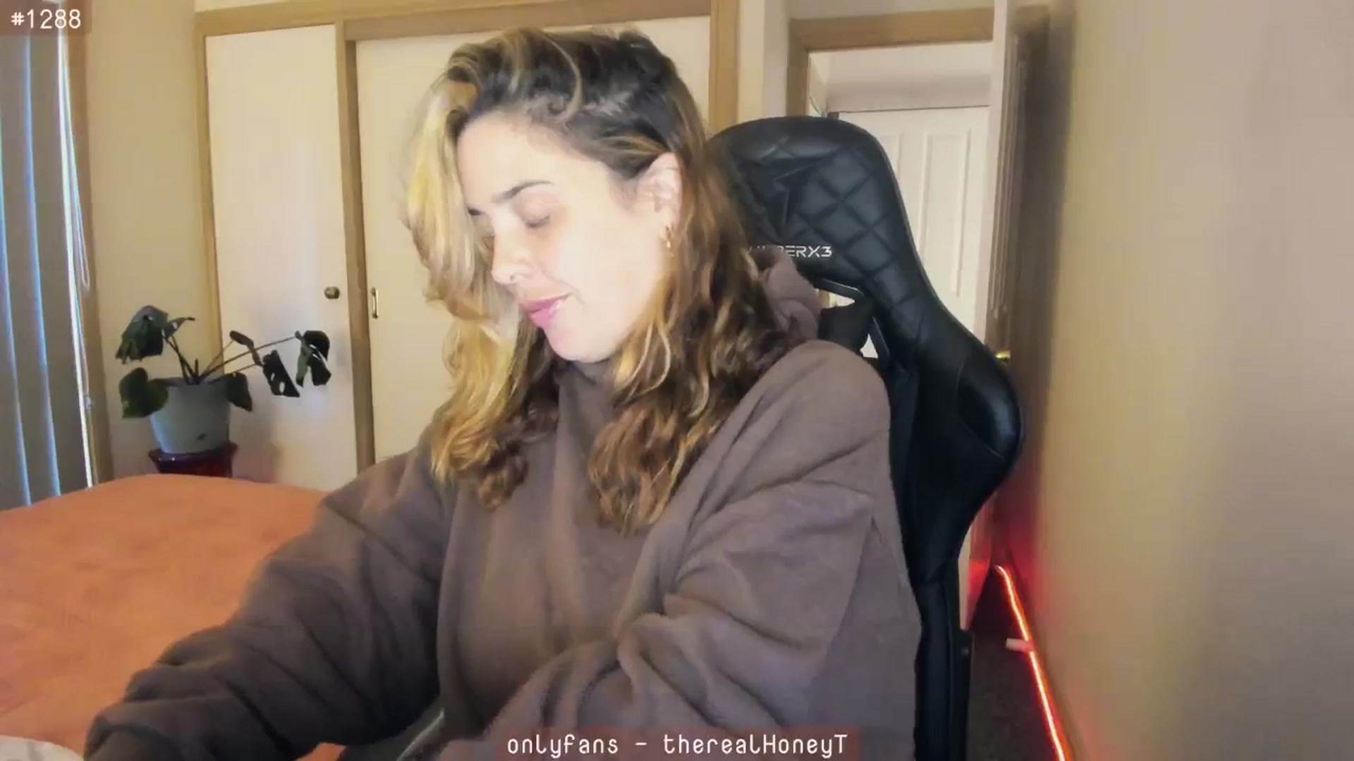 Gallery image thumbnail from HoneyTits_'s myfreecams stream on, 06/25/2024, 06:50 image 6 of 20