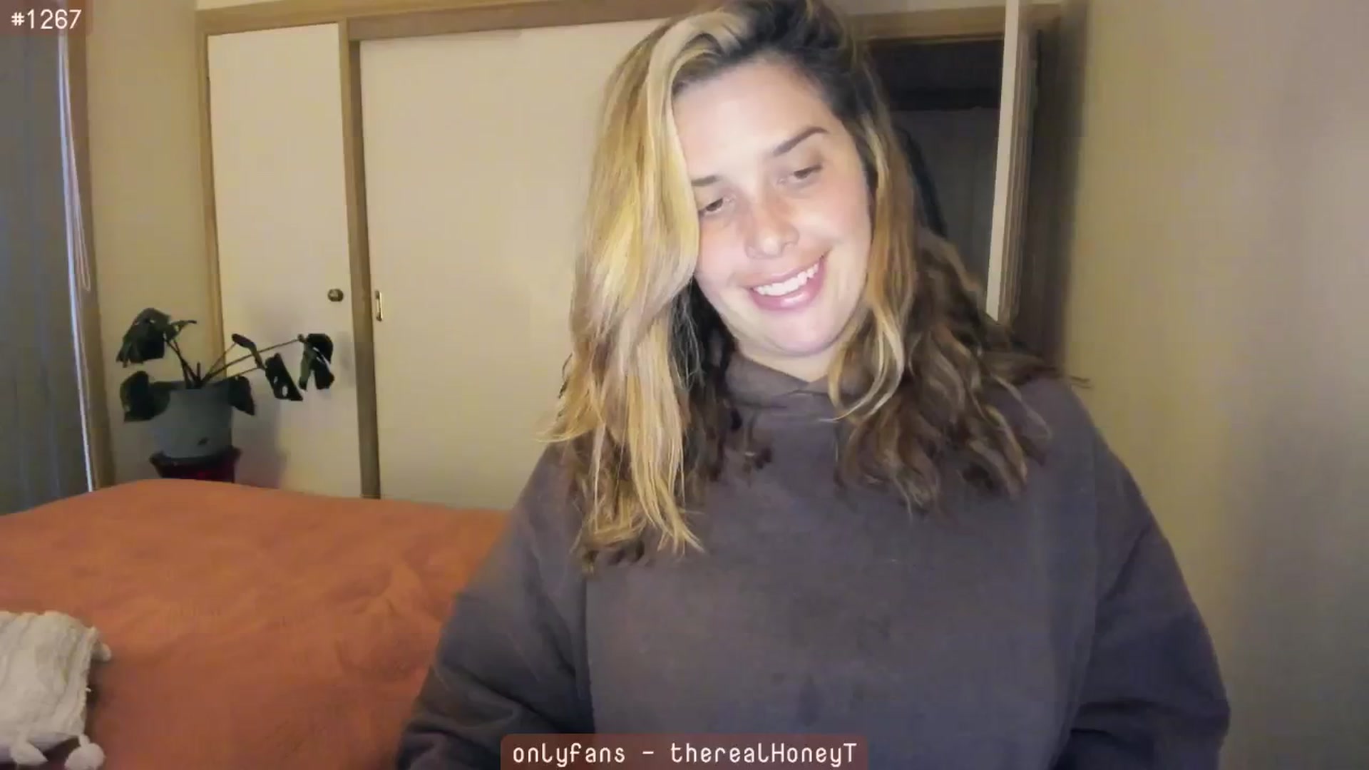 Gallery image thumbnail from HoneyTits_'s myfreecams stream on, 06/25/2024, 07:06 image 16 of 20