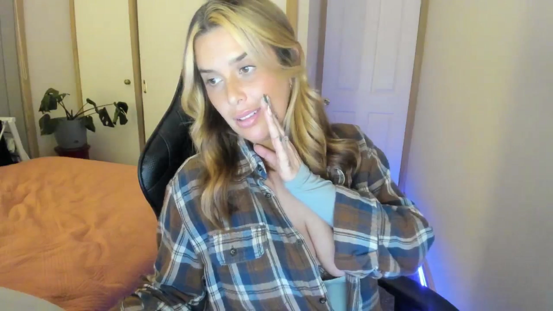 Gallery image thumbnail from HoneyTits_'s myfreecams stream on, 07/09/2024, 09:23 image 16 of 20