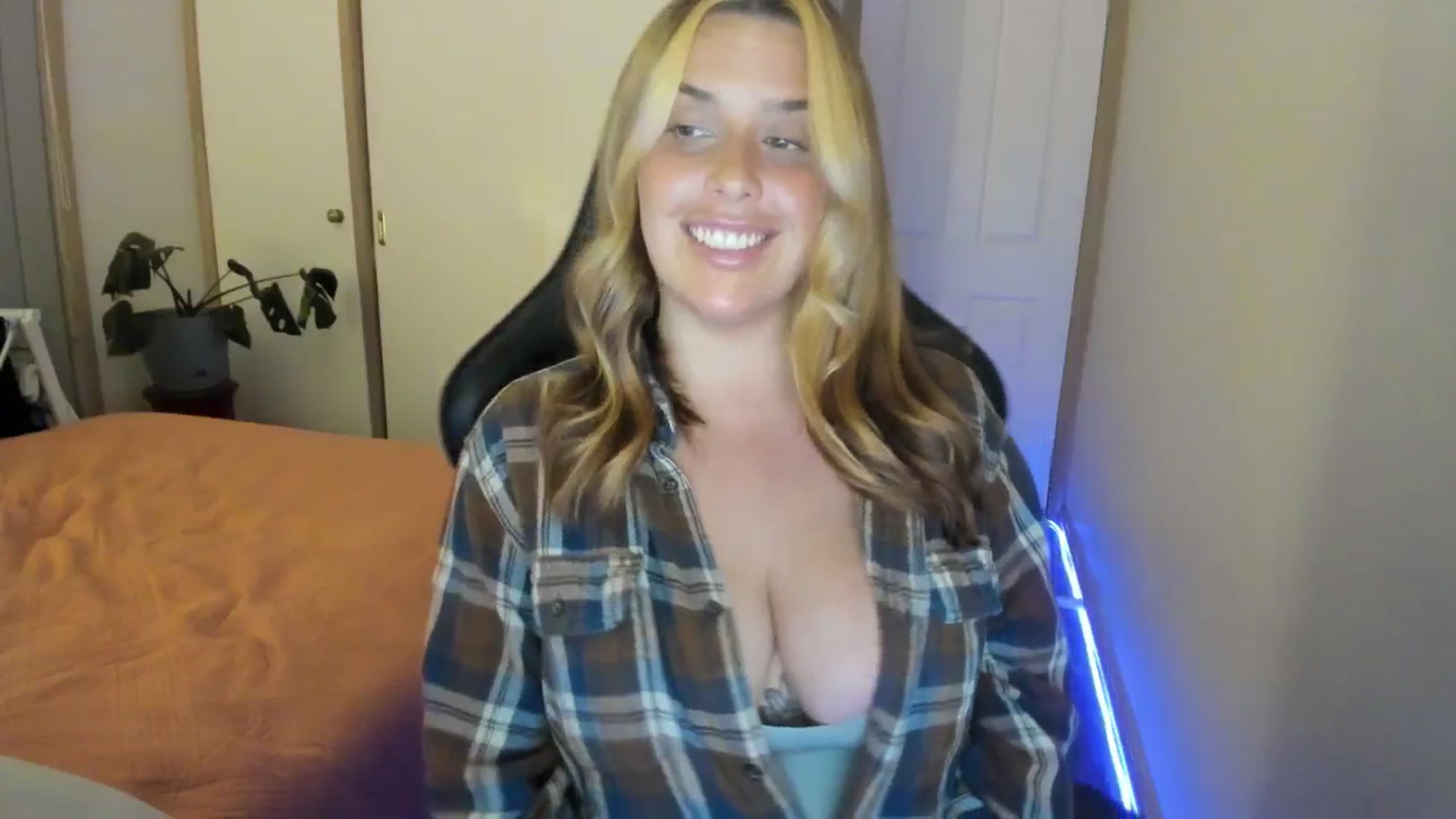 Gallery image thumbnail from HoneyTits_'s myfreecams stream on, 07/09/2024, 09:23 image 14 of 20