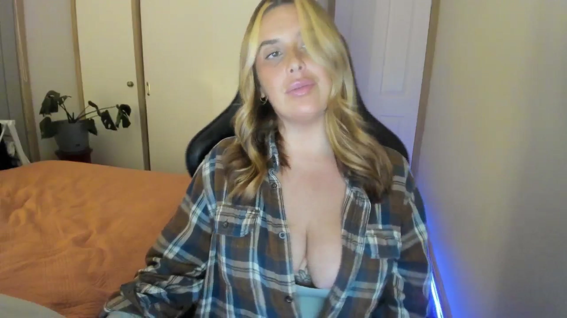 Gallery image thumbnail from HoneyTits_'s myfreecams stream on, 07/09/2024, 09:23 image 15 of 20