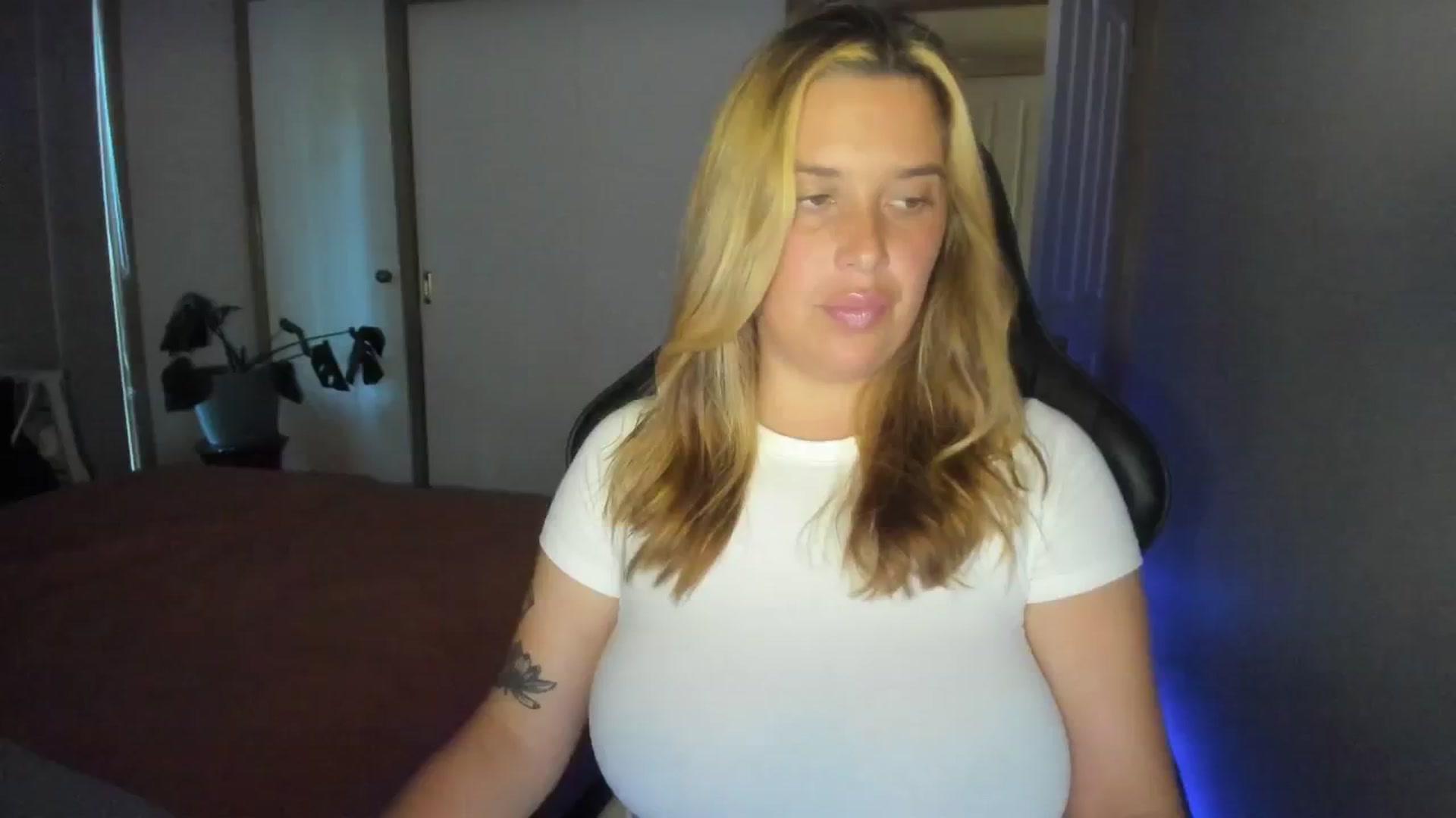 Gallery image thumbnail from HoneyTits_'s myfreecams stream on, 07/10/2024, 06:50 image 6 of 20