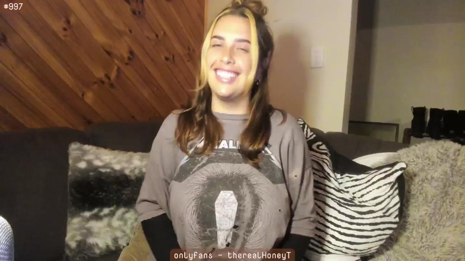 Gallery image thumbnail from HoneyTits_'s myfreecams stream on, 07/23/2024, 08:37 image 13 of 20