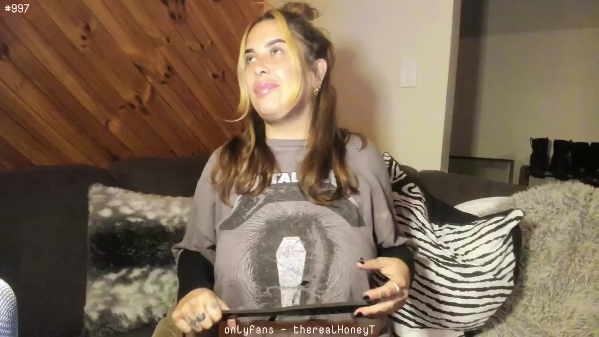 Gallery image thumbnail from HoneyTits_'s myfreecams stream on, 07/23/2024, 08:37 image 14 of 20
