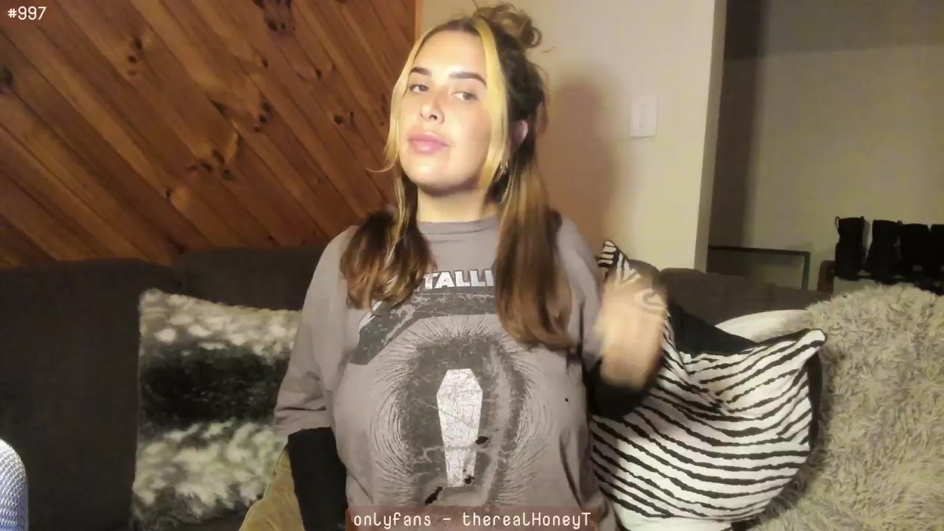 Gallery image thumbnail from HoneyTits_'s myfreecams stream on, 07/23/2024, 08:37 image 15 of 20
