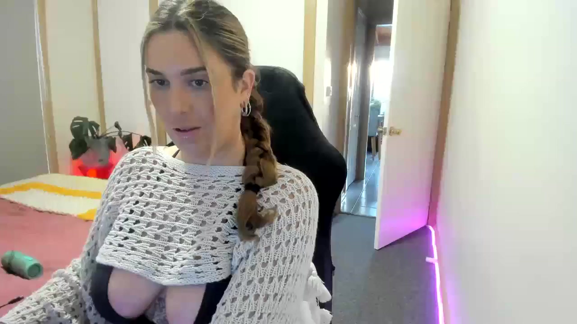 Gallery image thumbnail from HoneyTits_'s myfreecams stream on, 08/06/2024, 07:08 image 7 of 20