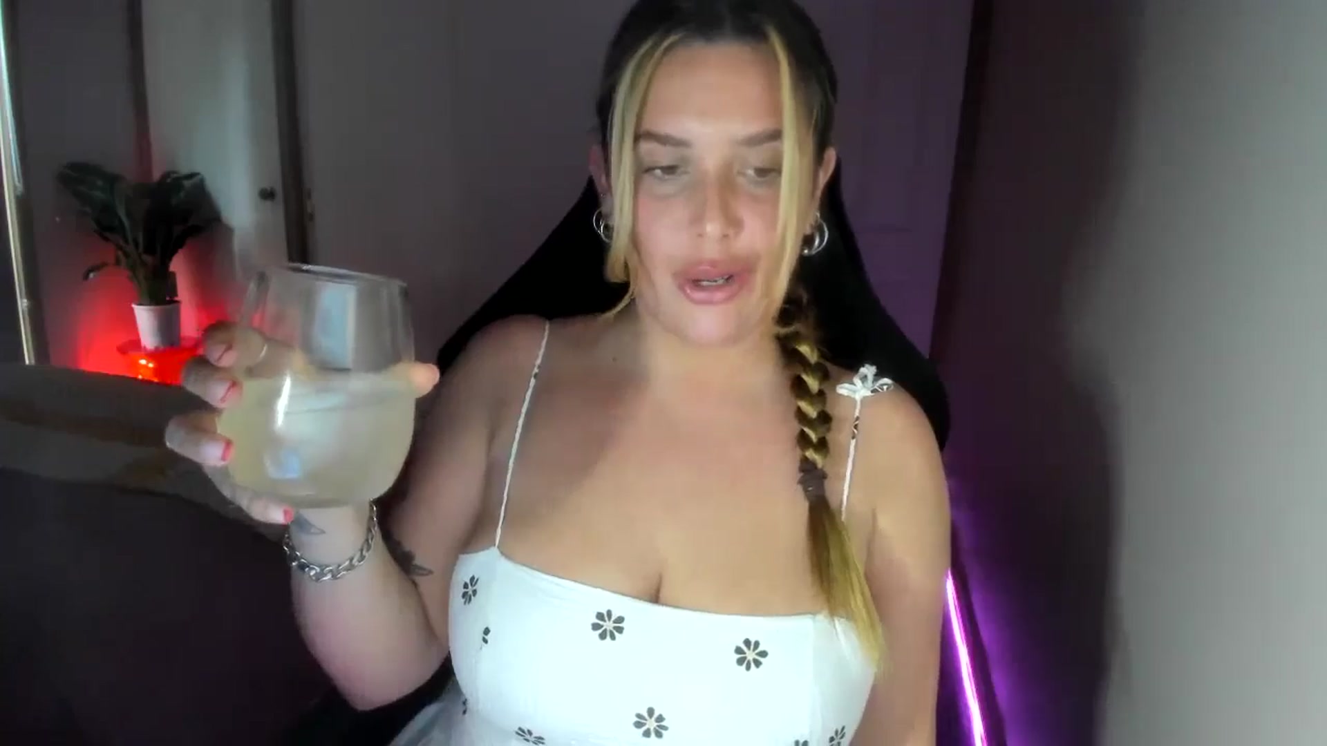 Gallery image thumbnail from HoneyTits_'s myfreecams stream on, 08/28/2024, 08:19 image 10 of 20