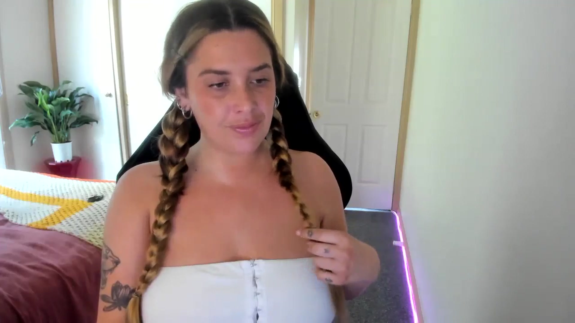 Gallery image thumbnail from HoneyTits_'s myfreecams stream on, 09/10/2024, 04:13 image 19 of 20