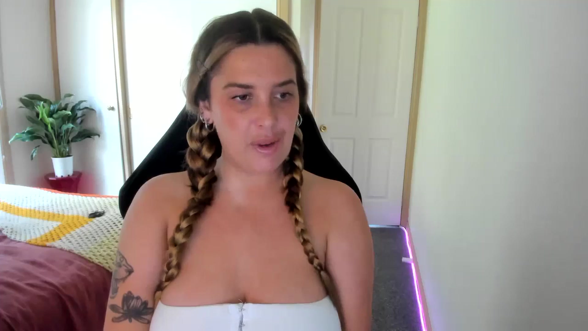 Gallery image thumbnail from HoneyTits_'s myfreecams stream on, 09/10/2024, 04:13 image 7 of 20