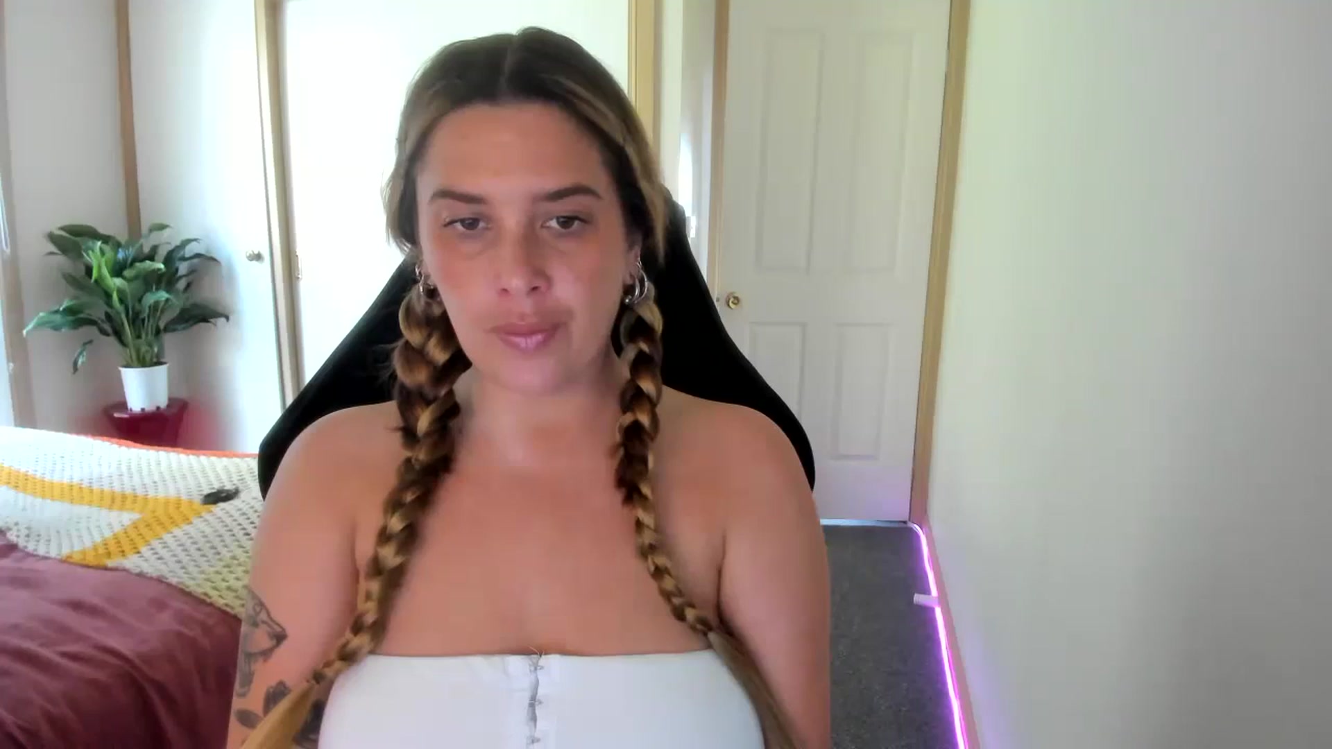 Gallery image thumbnail from HoneyTits_'s myfreecams stream on, 09/10/2024, 04:13 image 4 of 20