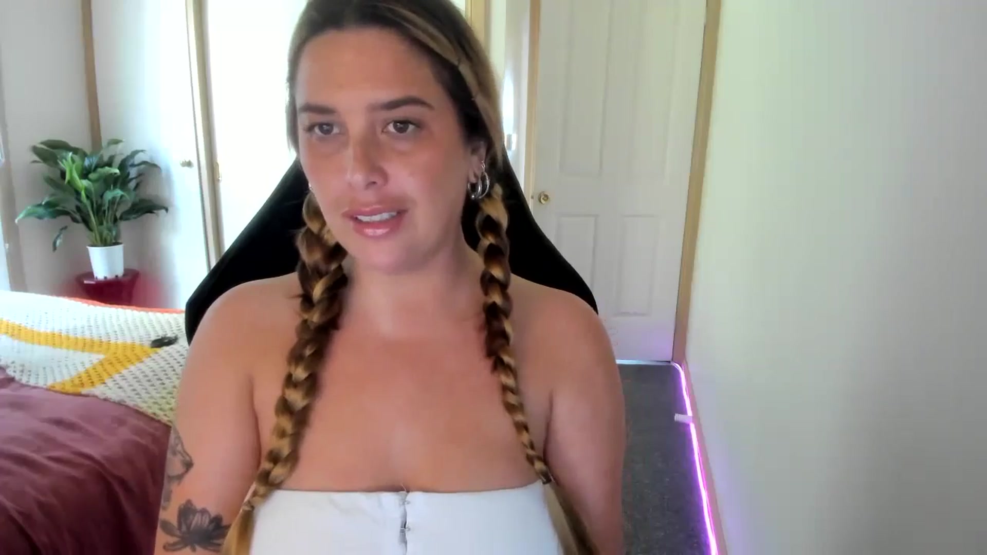 Gallery image thumbnail from HoneyTits_'s myfreecams stream on, 09/10/2024, 04:13 image 12 of 20