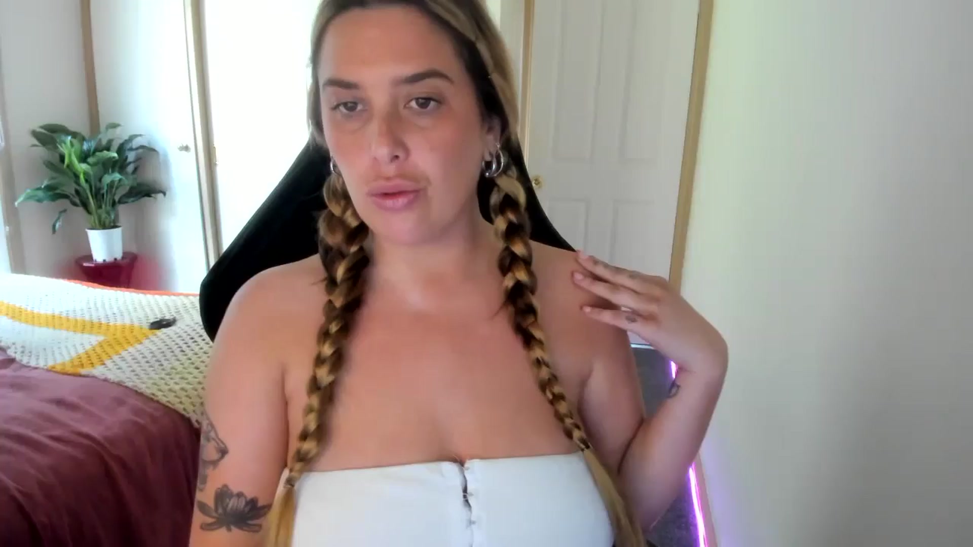 Gallery image thumbnail from HoneyTits_'s myfreecams stream on, 09/10/2024, 06:02 image 12 of 20