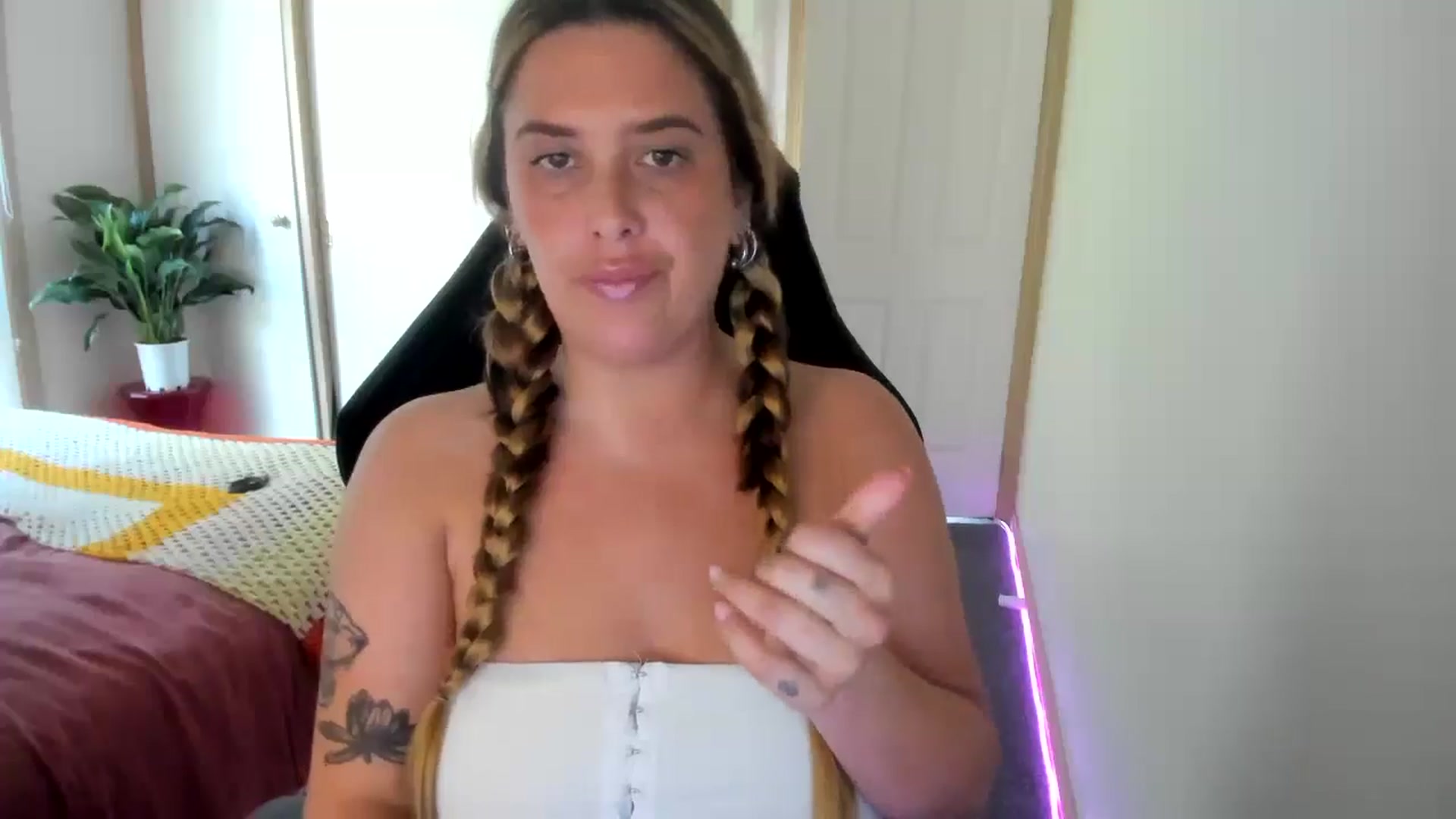 Gallery image thumbnail from HoneyTits_'s myfreecams stream on, 09/10/2024, 06:02 image 15 of 20