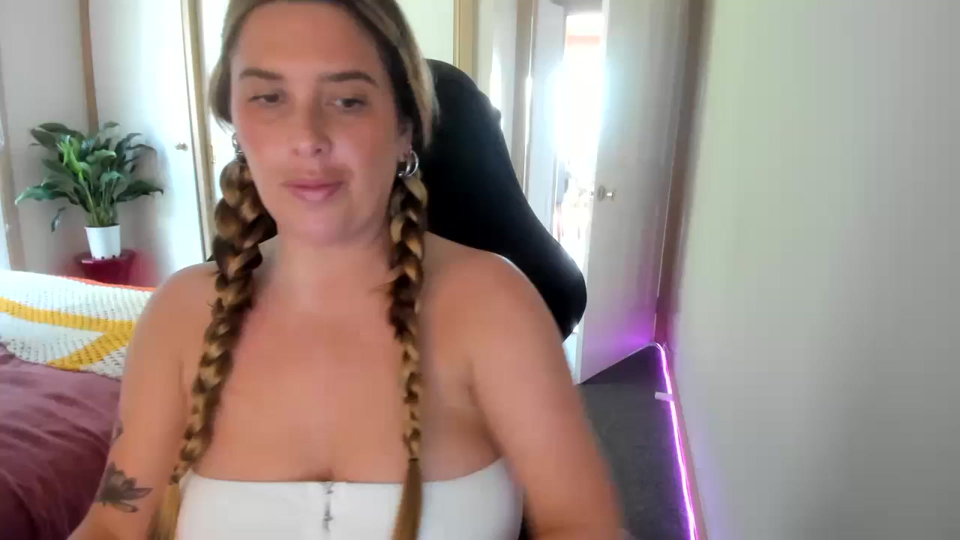Gallery image thumbnail from HoneyTits_'s myfreecams stream on, 09/10/2024, 06:02 image 8 of 20