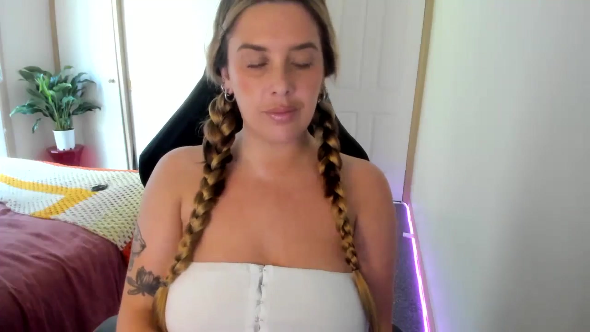 Gallery image thumbnail from HoneyTits_'s myfreecams stream on, 09/10/2024, 06:02 image 18 of 20