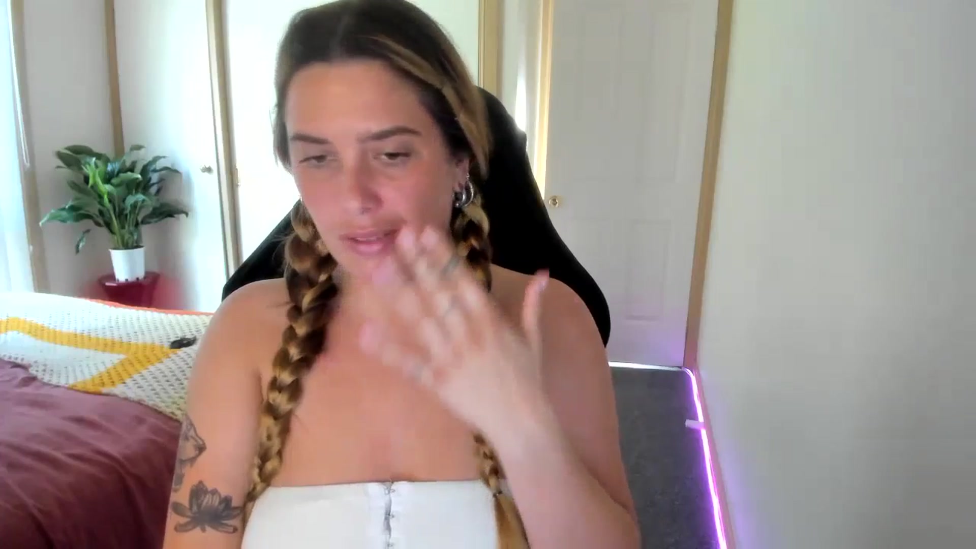 Gallery image thumbnail from HoneyTits_'s myfreecams stream on, 09/10/2024, 06:20 image 16 of 20