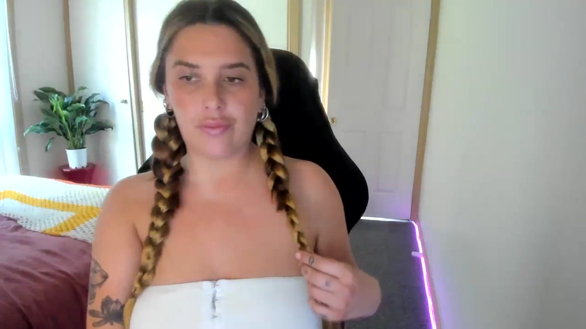 Gallery image thumbnail from HoneyTits_'s myfreecams stream on, 09/10/2024, 06:20 image 9 of 20