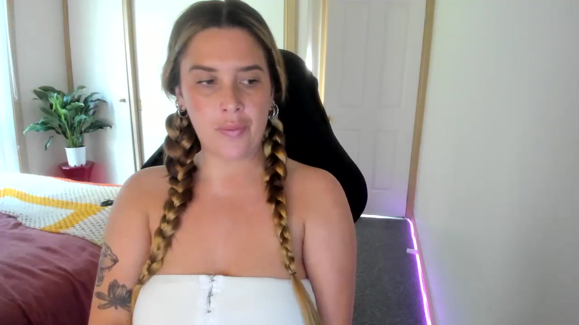 Gallery image thumbnail from HoneyTits_'s myfreecams stream on, 09/10/2024, 06:20 image 7 of 20