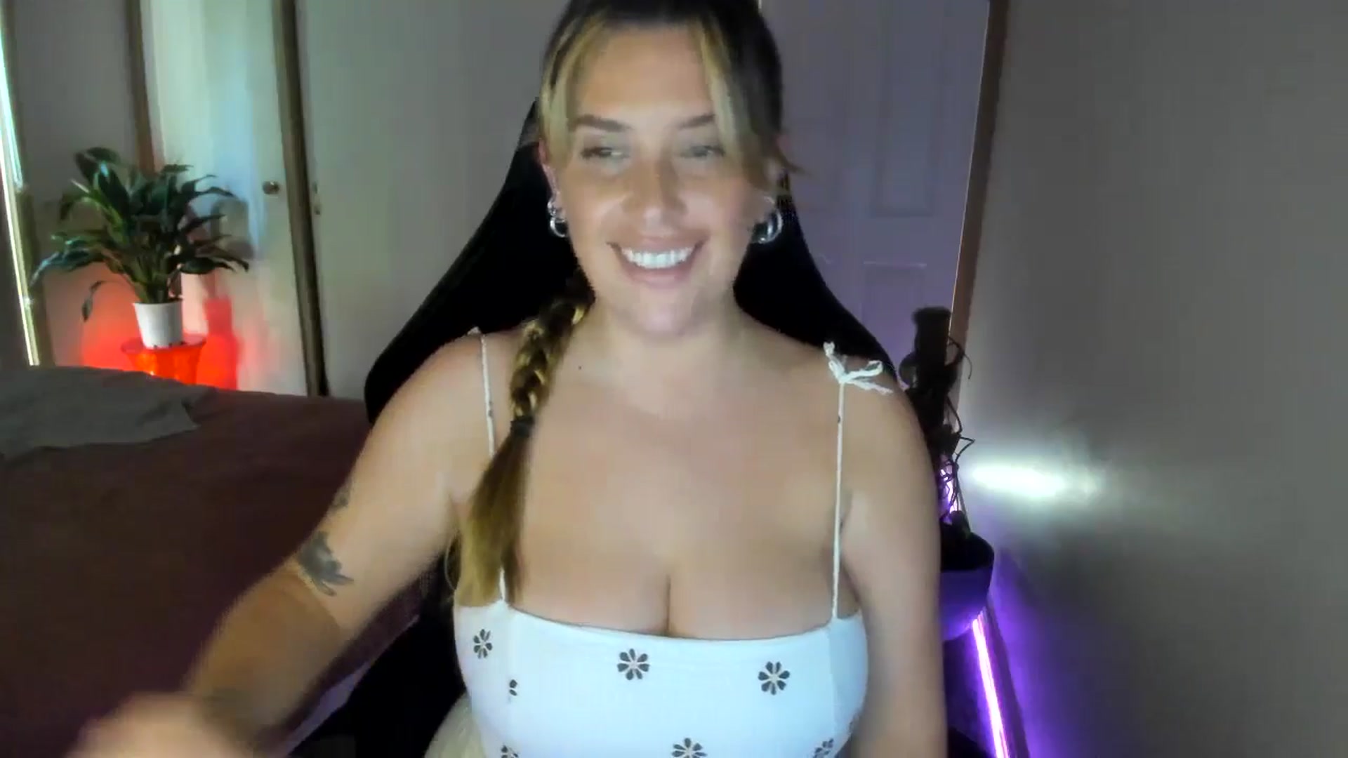 Gallery image thumbnail from HoneyTits_'s myfreecams stream on, 09/17/2024, 07:51 image 10 of 20