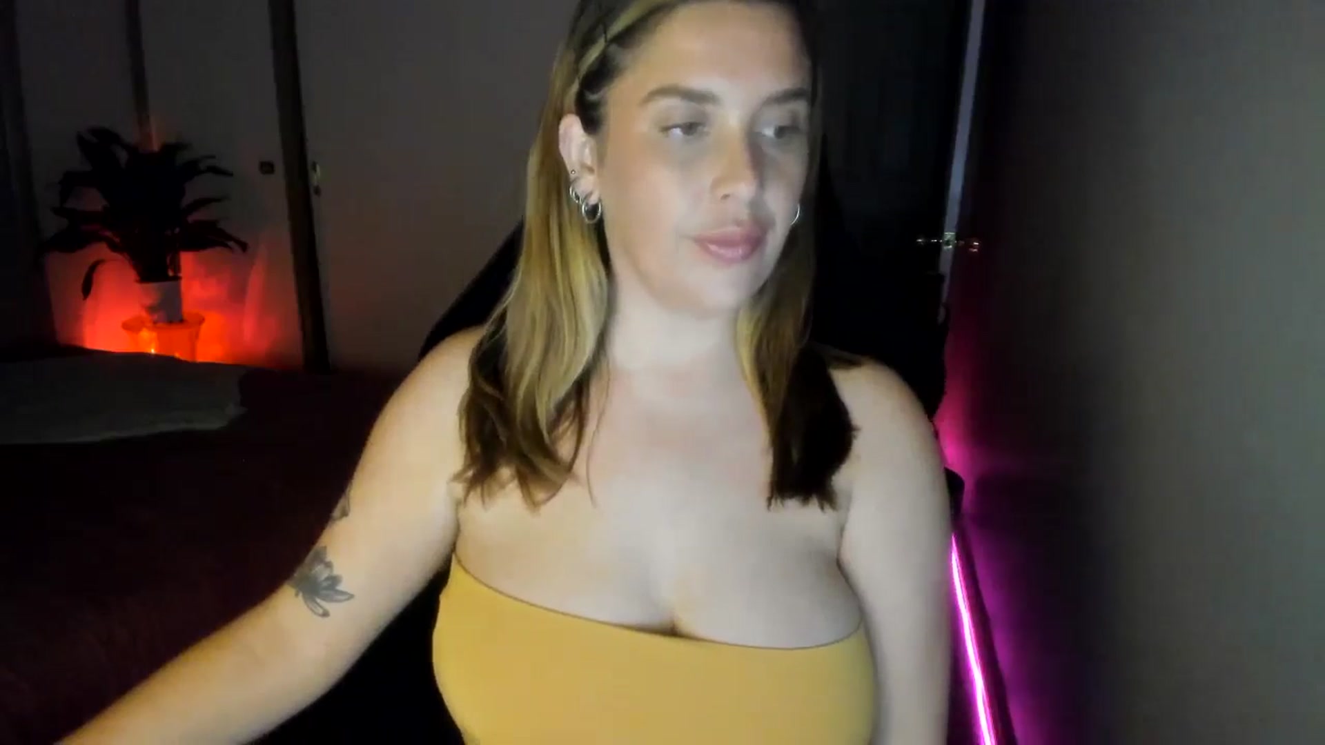 Gallery image thumbnail from HoneyTits_'s myfreecams stream on, 09/18/2024, 09:00 image 17 of 20