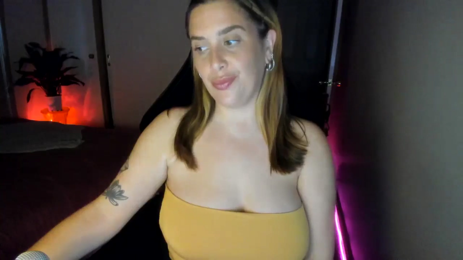 Gallery image thumbnail from HoneyTits_'s myfreecams stream on, 09/18/2024, 09:00 image 4 of 20