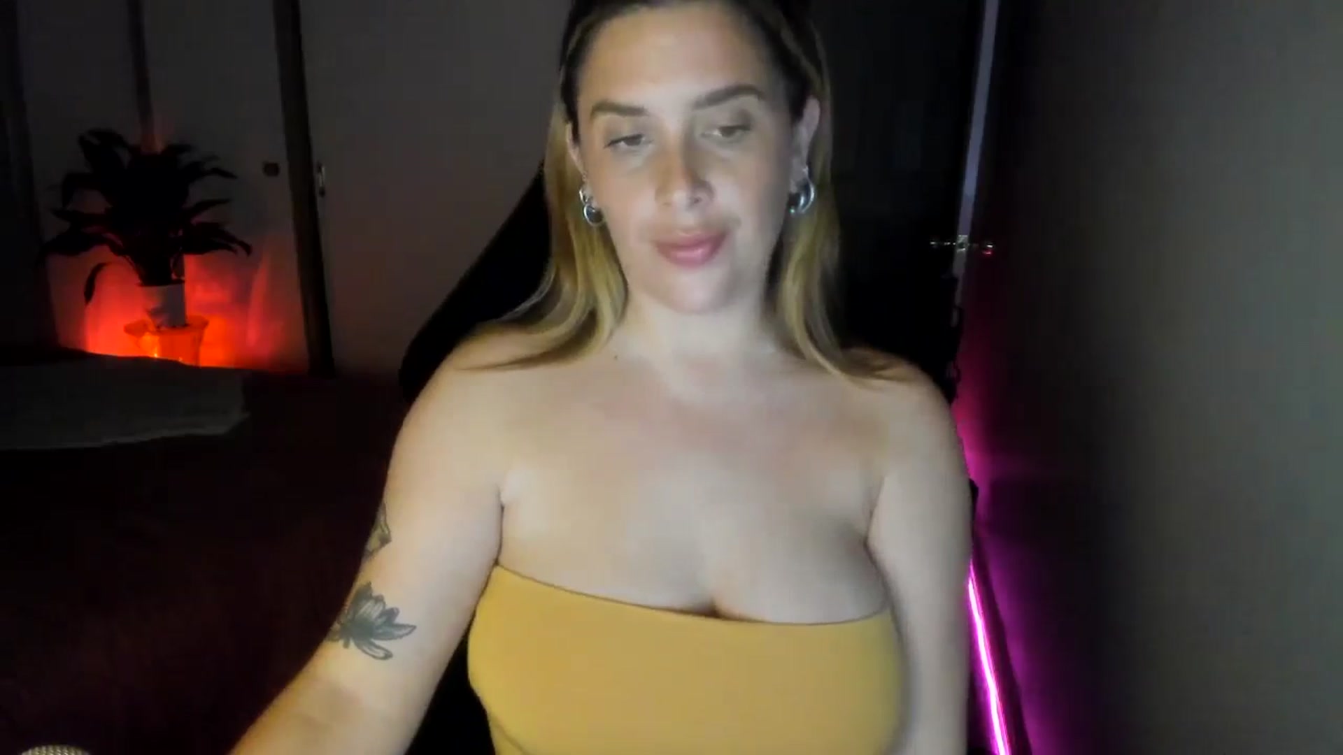 Gallery image thumbnail from HoneyTits_'s myfreecams stream on, 09/18/2024, 09:00 image 15 of 20