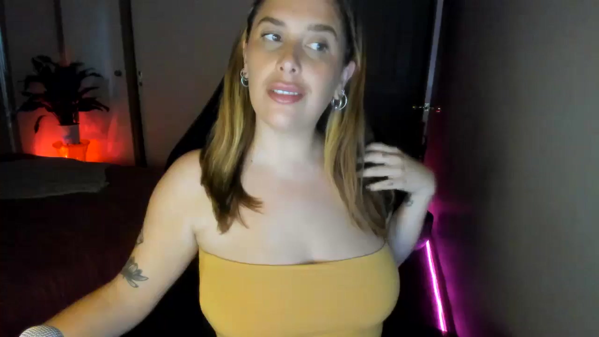 Gallery image thumbnail from HoneyTits_'s myfreecams stream on, 09/18/2024, 09:00 image 3 of 20