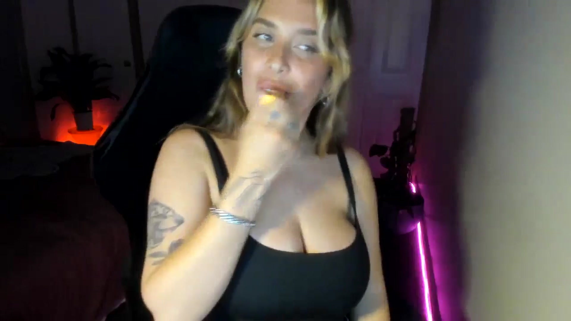 Gallery image thumbnail from HoneyTits_'s myfreecams stream on, 09/19/2024, 09:59 image 7 of 20