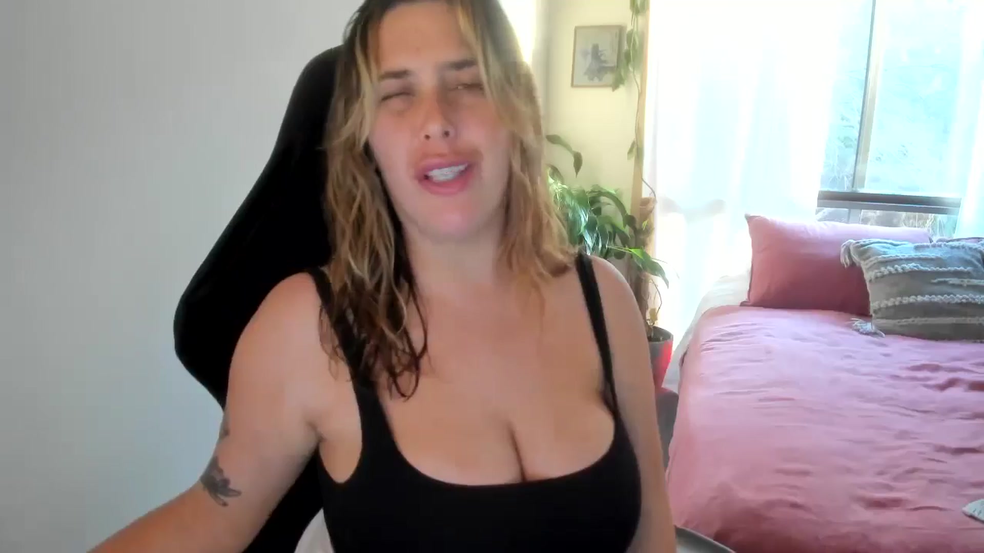 Gallery image thumbnail from HoneyTits_'s myfreecams stream on, 09/30/2024, 08:37 image 5 of 20