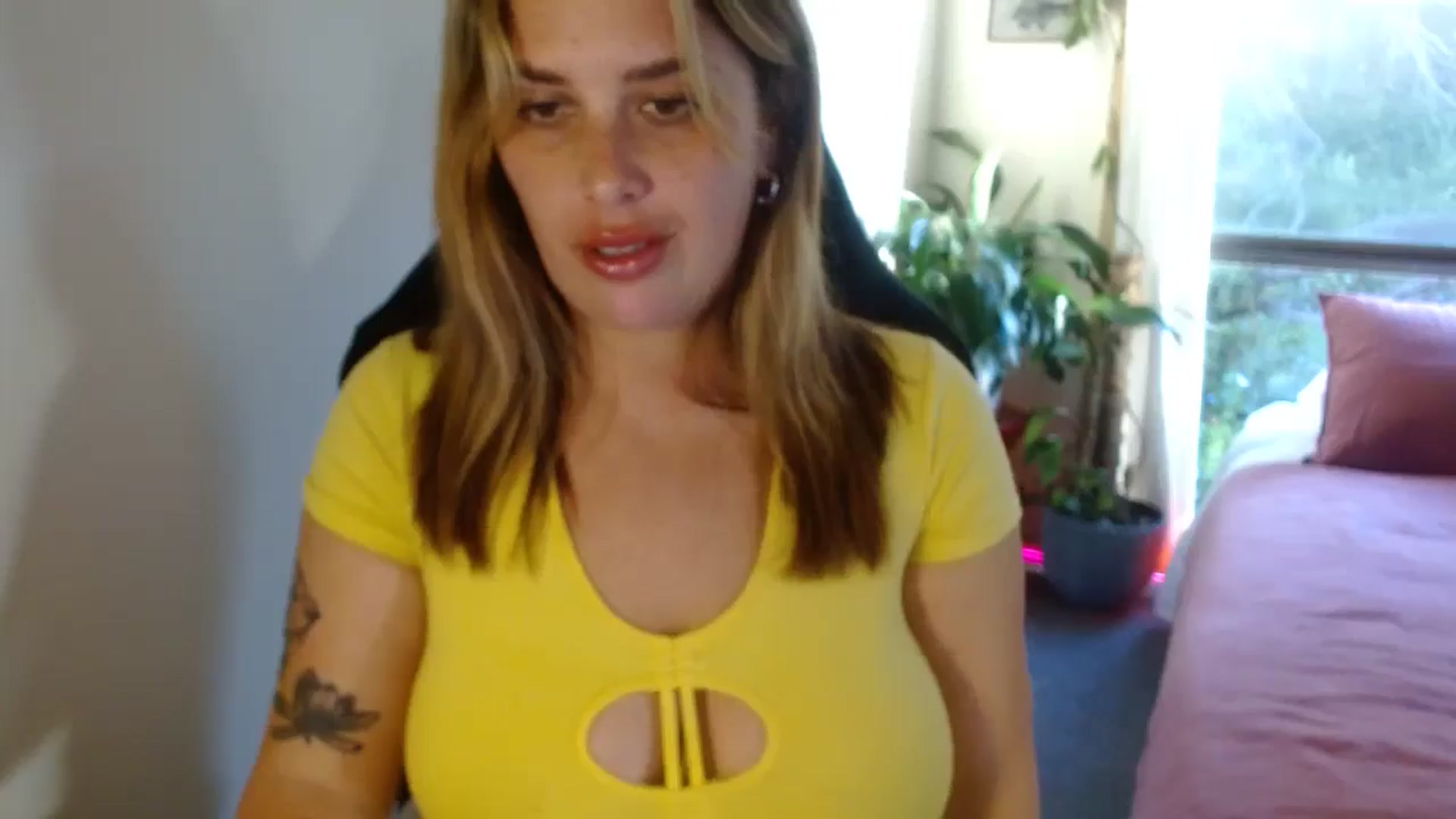 Gallery image thumbnail from HoneyTits_'s myfreecams stream on, 10/01/2024, 08:27 image 4 of 20