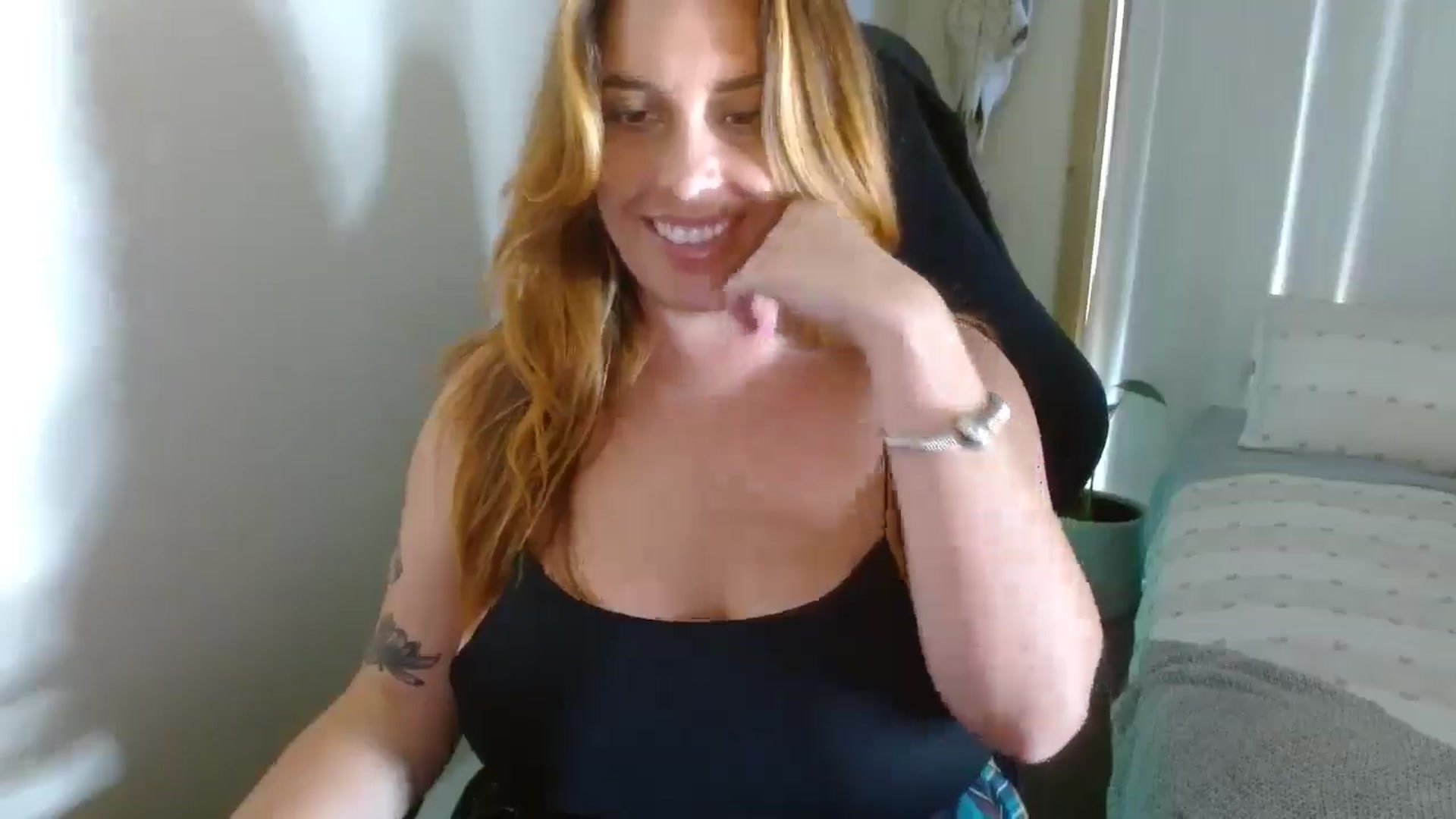 Gallery image thumbnail from HoneyTits_'s myfreecams stream on, 03/18/2025, 06:50 image 13 of 20