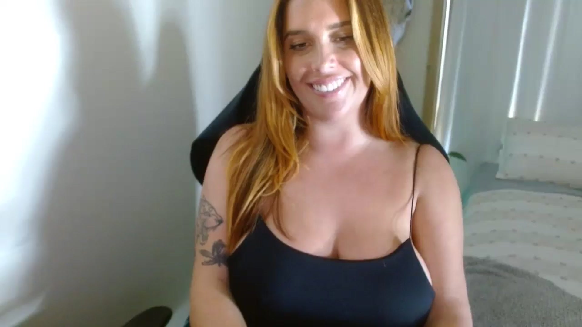 Gallery image thumbnail from HoneyTits_'s myfreecams stream on, 03/18/2025, 06:50 image 4 of 20