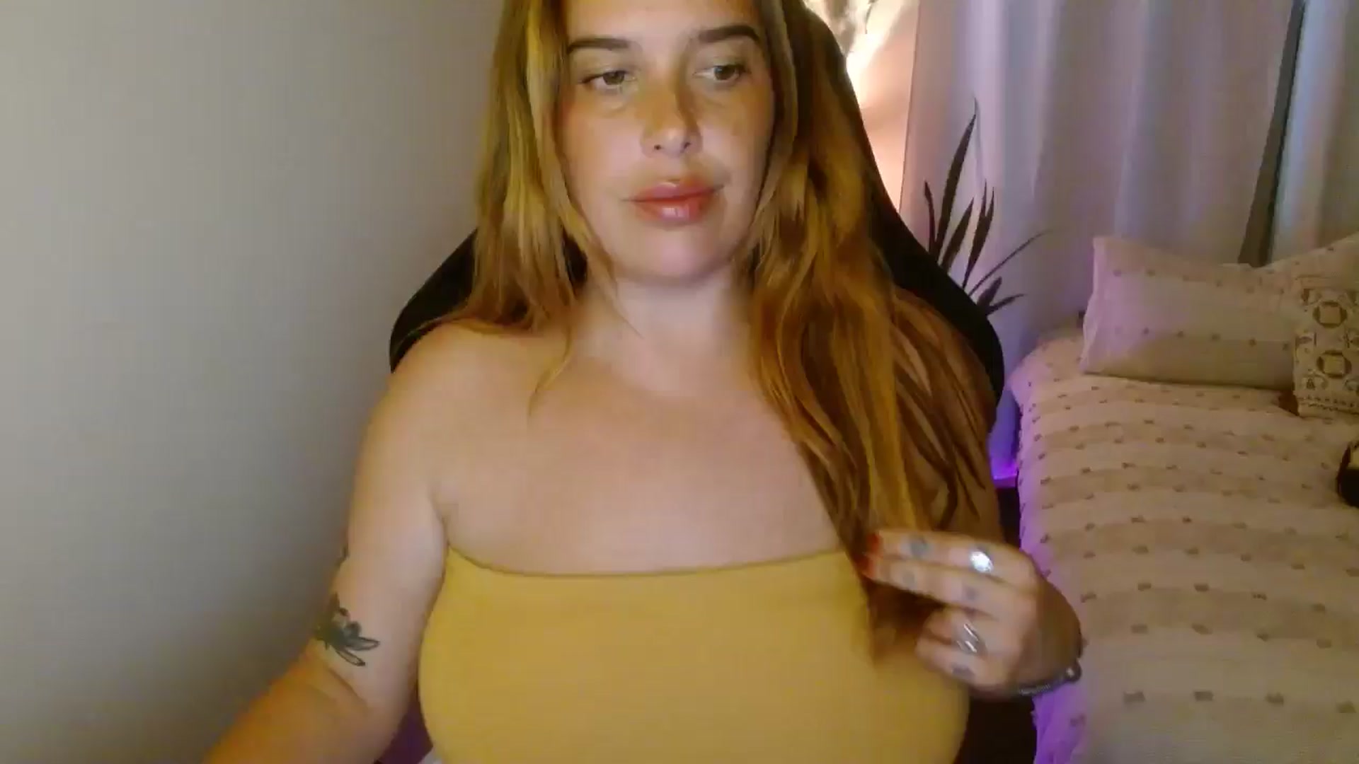 Gallery image thumbnail from HoneyTits_'s myfreecams stream on, 04/29/2025, 08:04 image 4 of 20