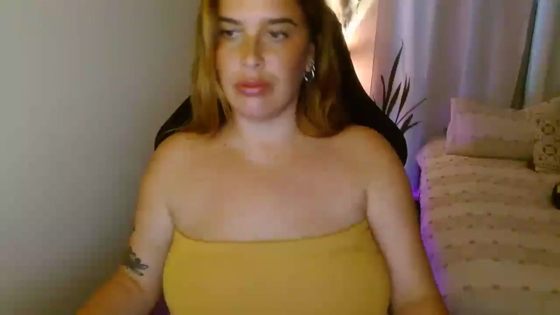 Gallery image thumbnail from HoneyTits_'s myfreecams stream on, 04/29/2025, 08:04 image 3 of 20