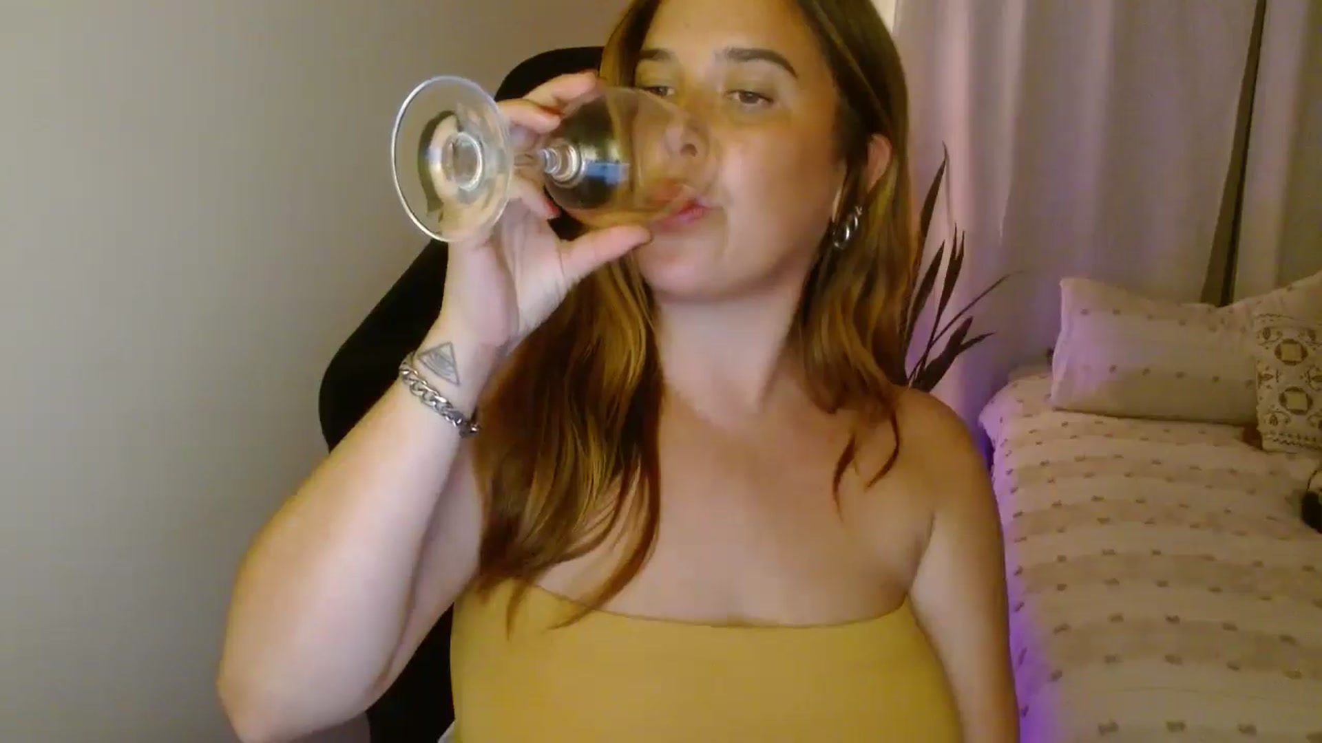 Gallery image thumbnail from HoneyTits_'s myfreecams stream on, 04/29/2025, 08:04 image 17 of 20
