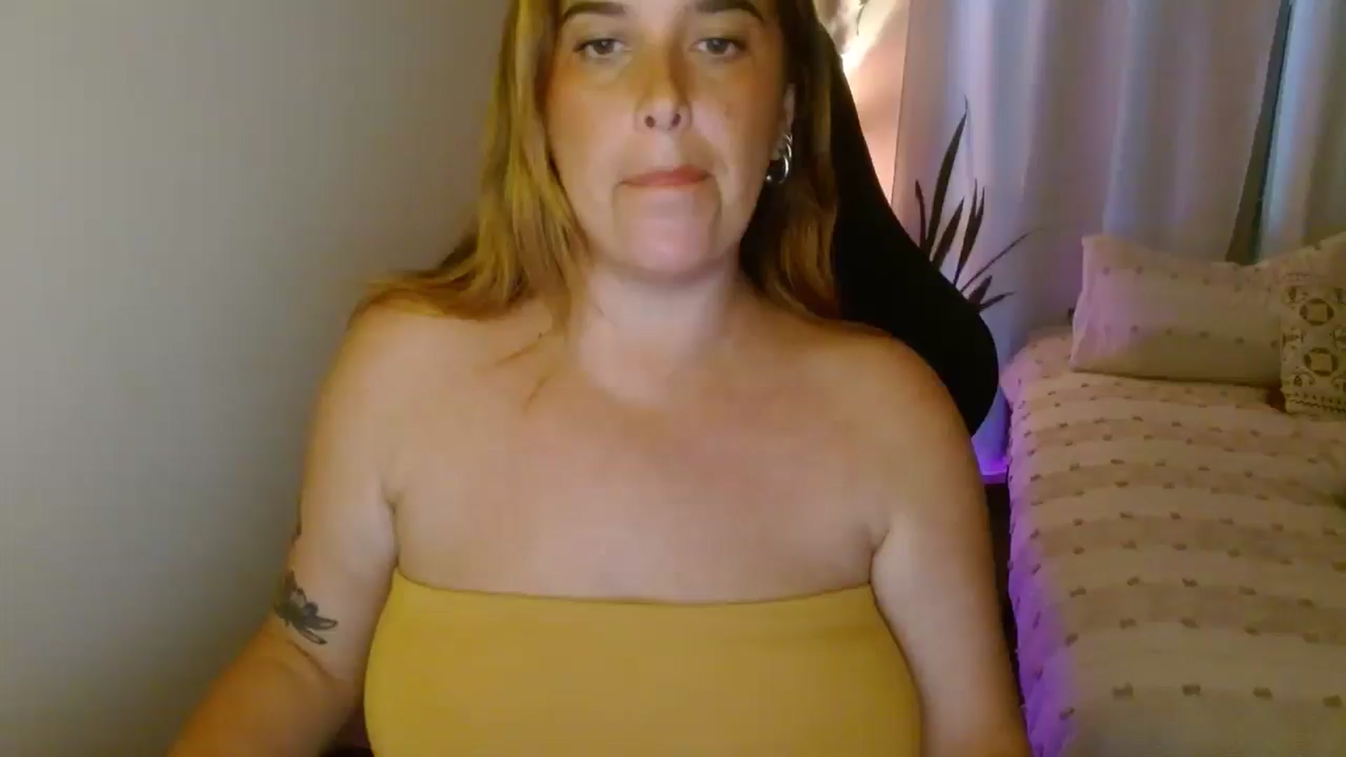 Gallery image thumbnail from HoneyTits_'s myfreecams stream on, 04/29/2025, 08:04 image 1 of 20
