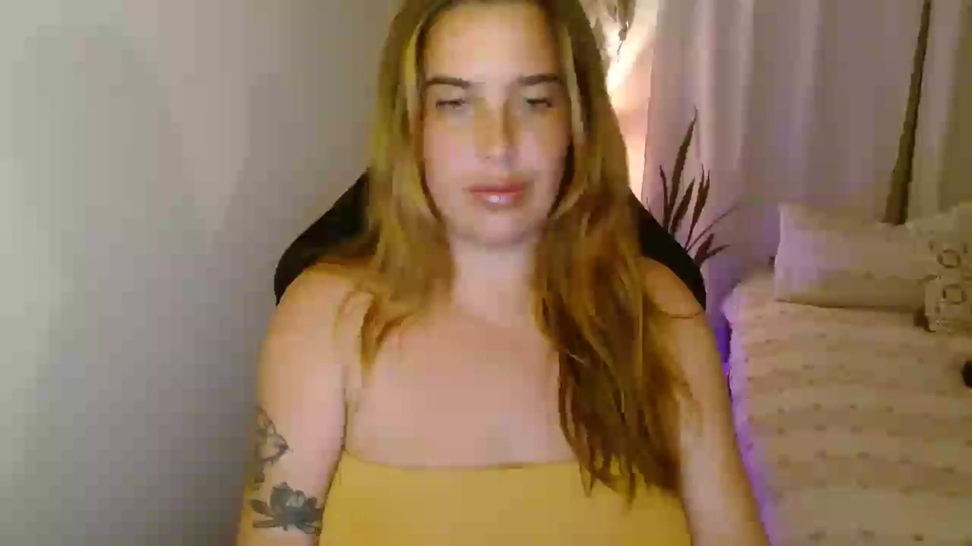 Gallery image thumbnail from HoneyTits_'s myfreecams stream on, 04/29/2025, 08:29 image 7 of 20