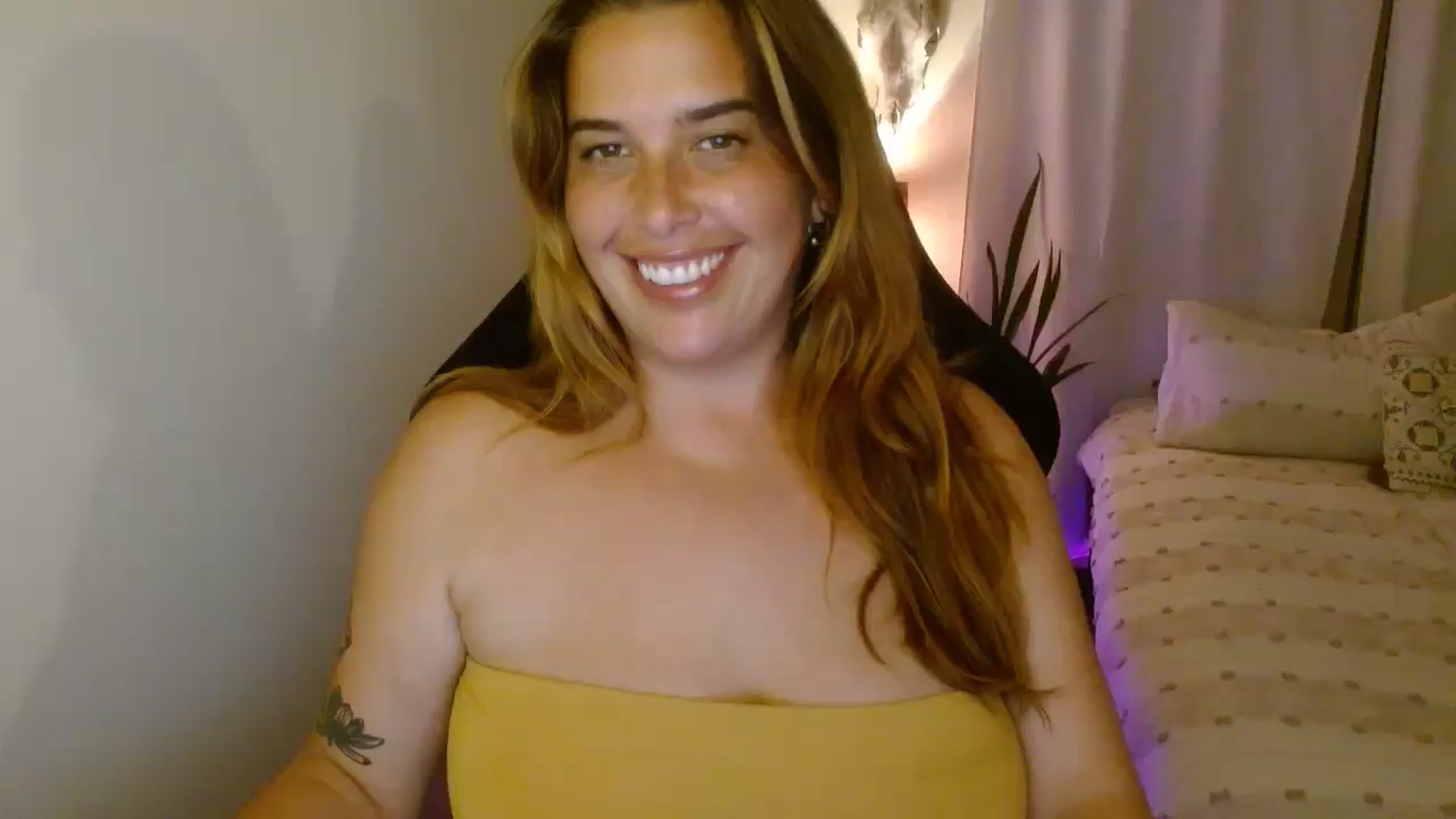 Gallery image thumbnail from HoneyTits_'s myfreecams stream on, 04/29/2025, 08:57 image 1 of 20