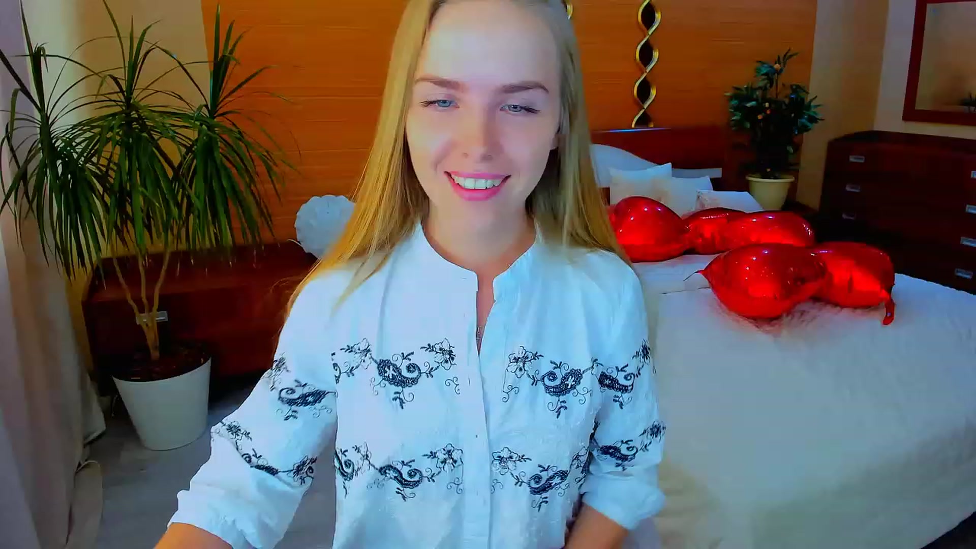 Gallery image thumbnail from Honey_Lucky's myfreecams stream on, 04/16/2023, 11:08 image 5 of 20