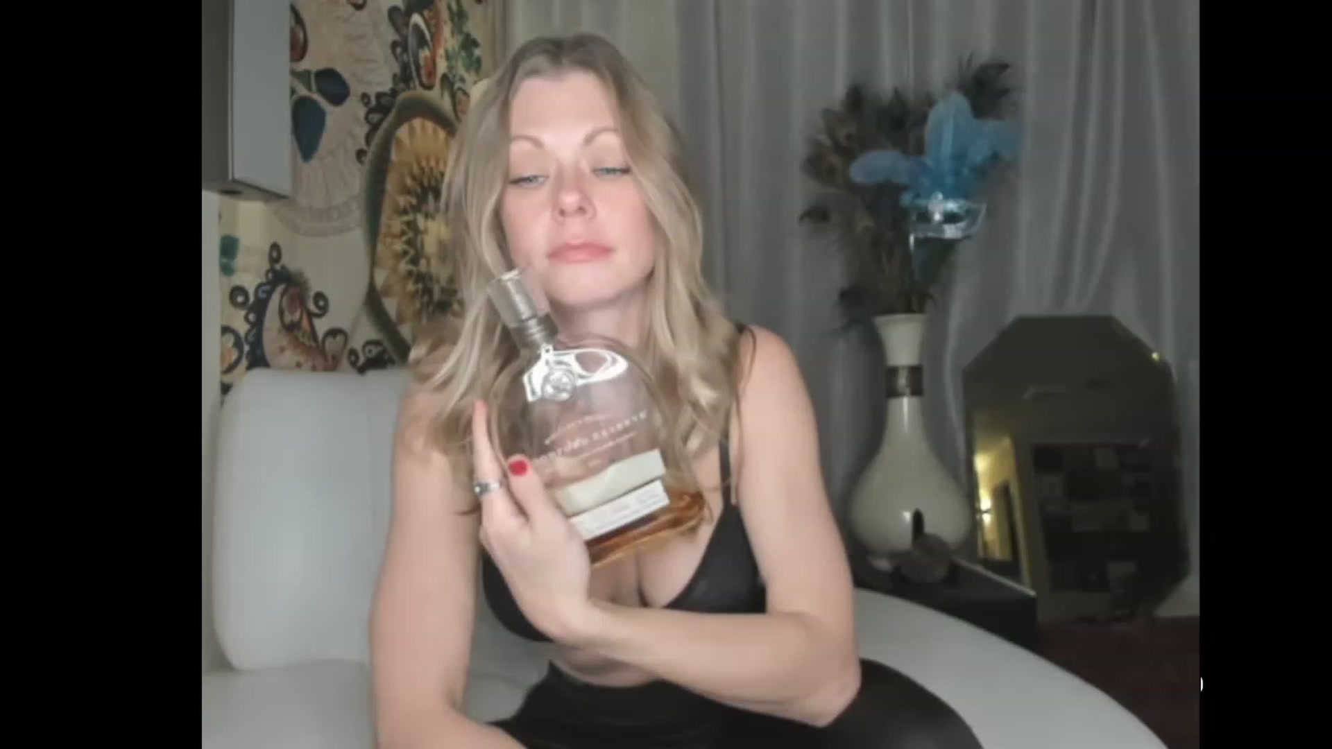 Gallery image thumbnail from Honey_Sukle's myfreecams stream on, 12/08/2022, 02:00 image 10 of 20
