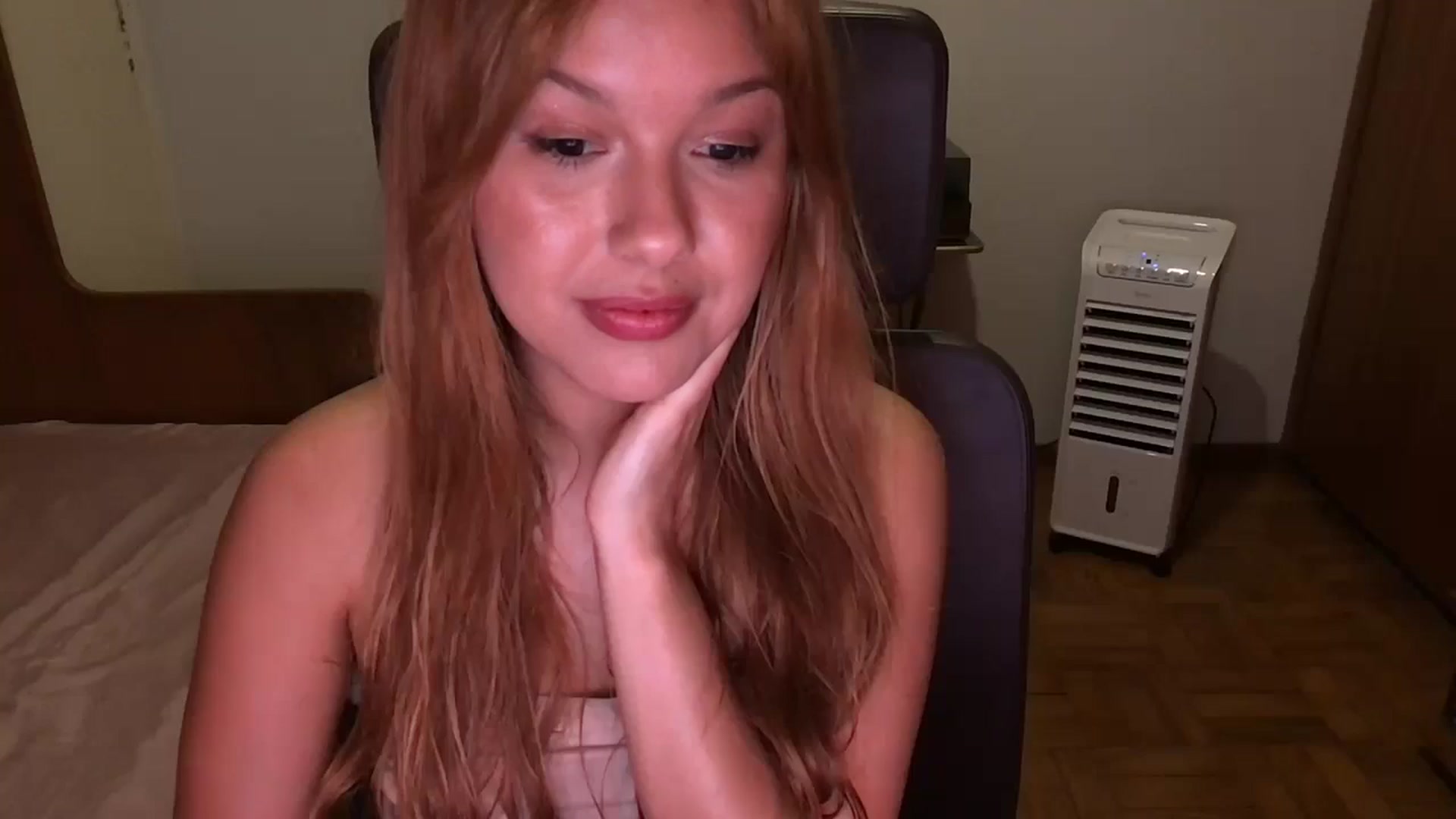 Gallery image thumbnail from Honeygirl's myfreecams stream on, 01/08/2025, 08:35 image 5 of 20