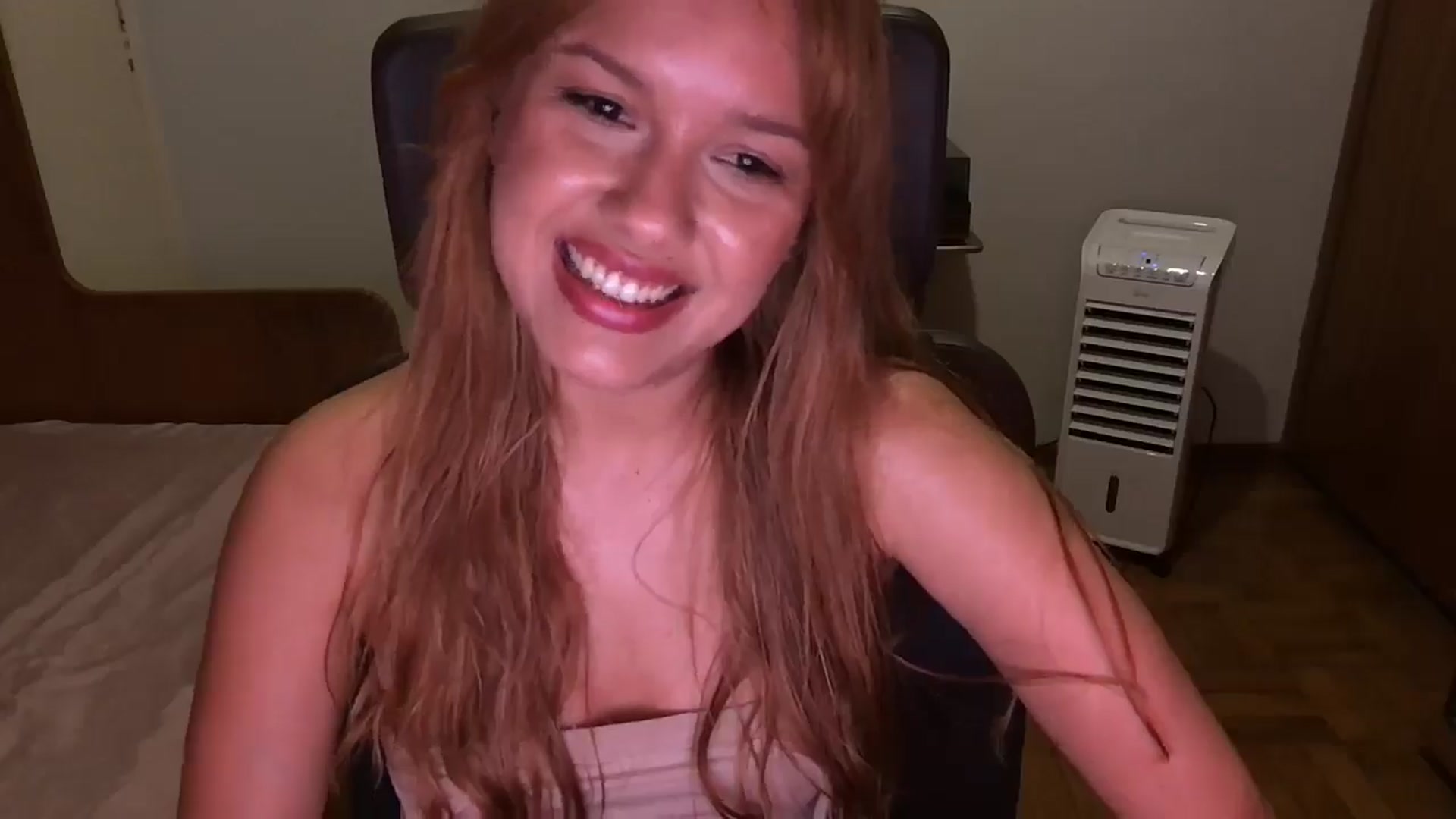 Gallery image thumbnail from Honeygirl's myfreecams stream on, 01/08/2025, 08:35 image 9 of 20