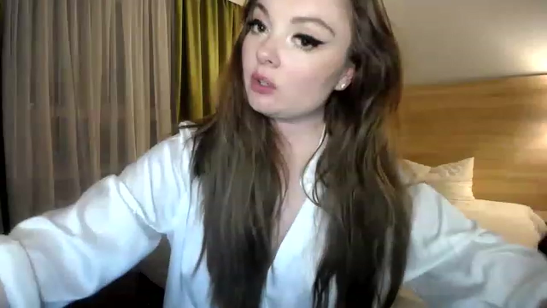 Gallery image thumbnail from HoneypotSpy's myfreecams stream on, 12/25/2022, 17:50 image 15 of 20