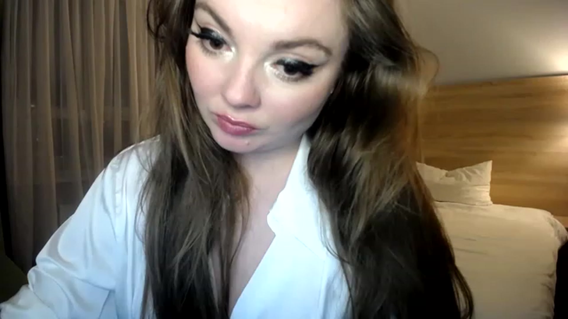 Gallery image thumbnail from HoneypotSpy's myfreecams stream on, 12/25/2022, 17:50 image 16 of 20