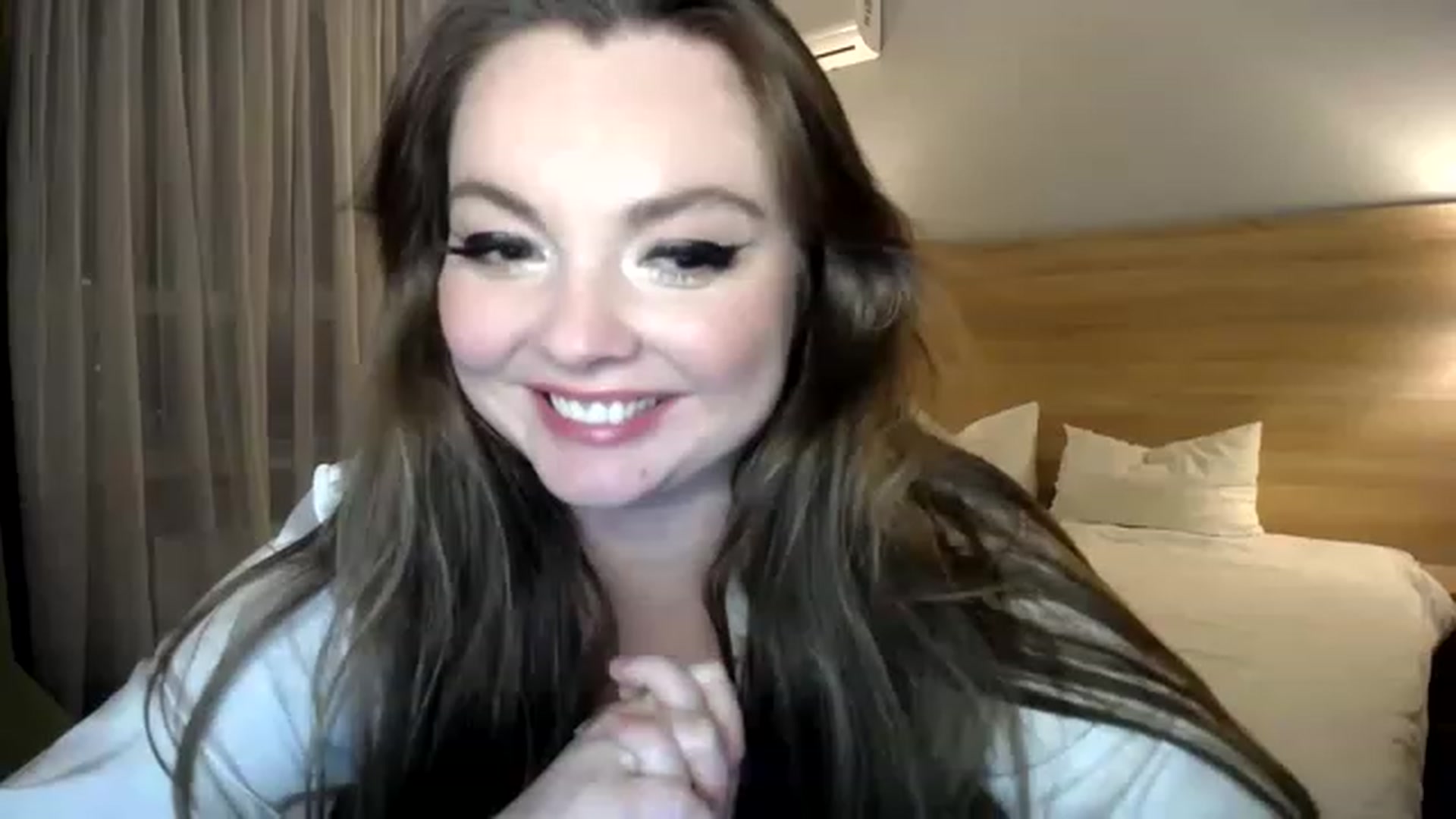Gallery image thumbnail from HoneypotSpy's myfreecams stream on, 12/25/2022, 17:50 image 10 of 20
