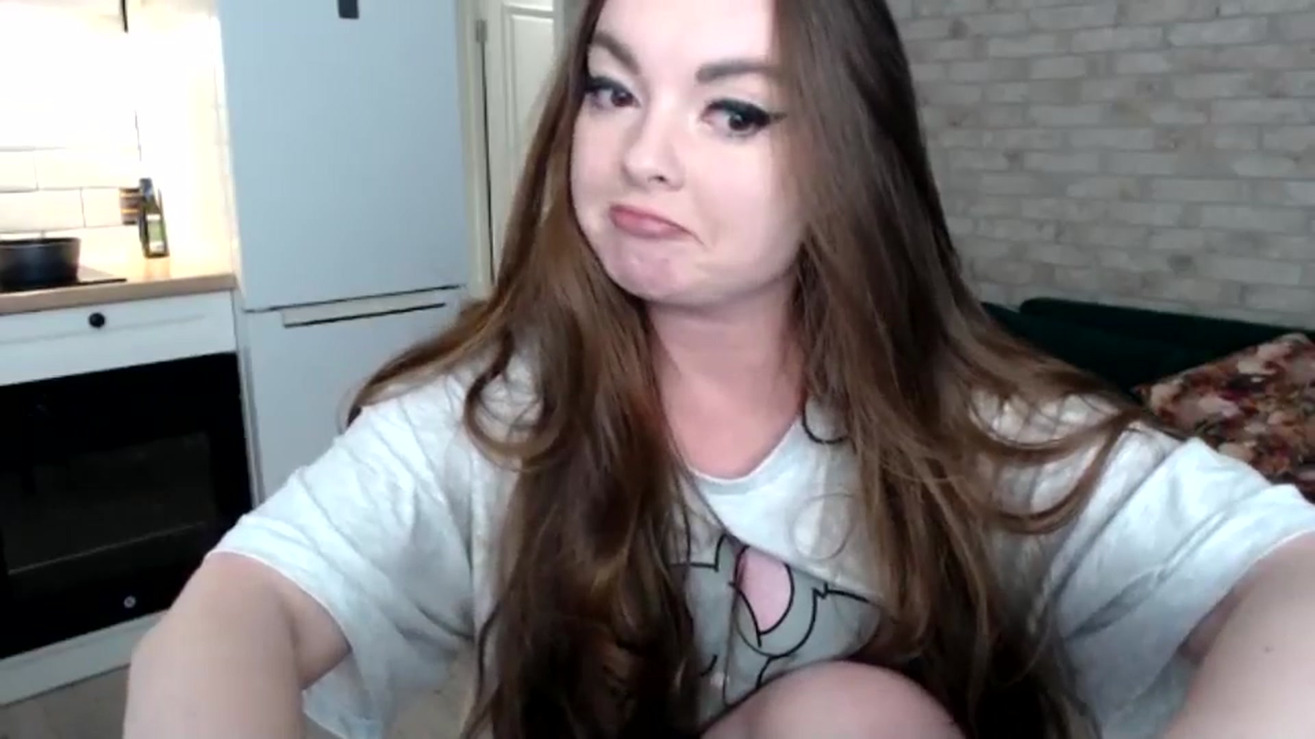 Gallery image thumbnail from HoneypotSpy's myfreecams stream on, 11/19/2024, 18:36 image 13 of 20