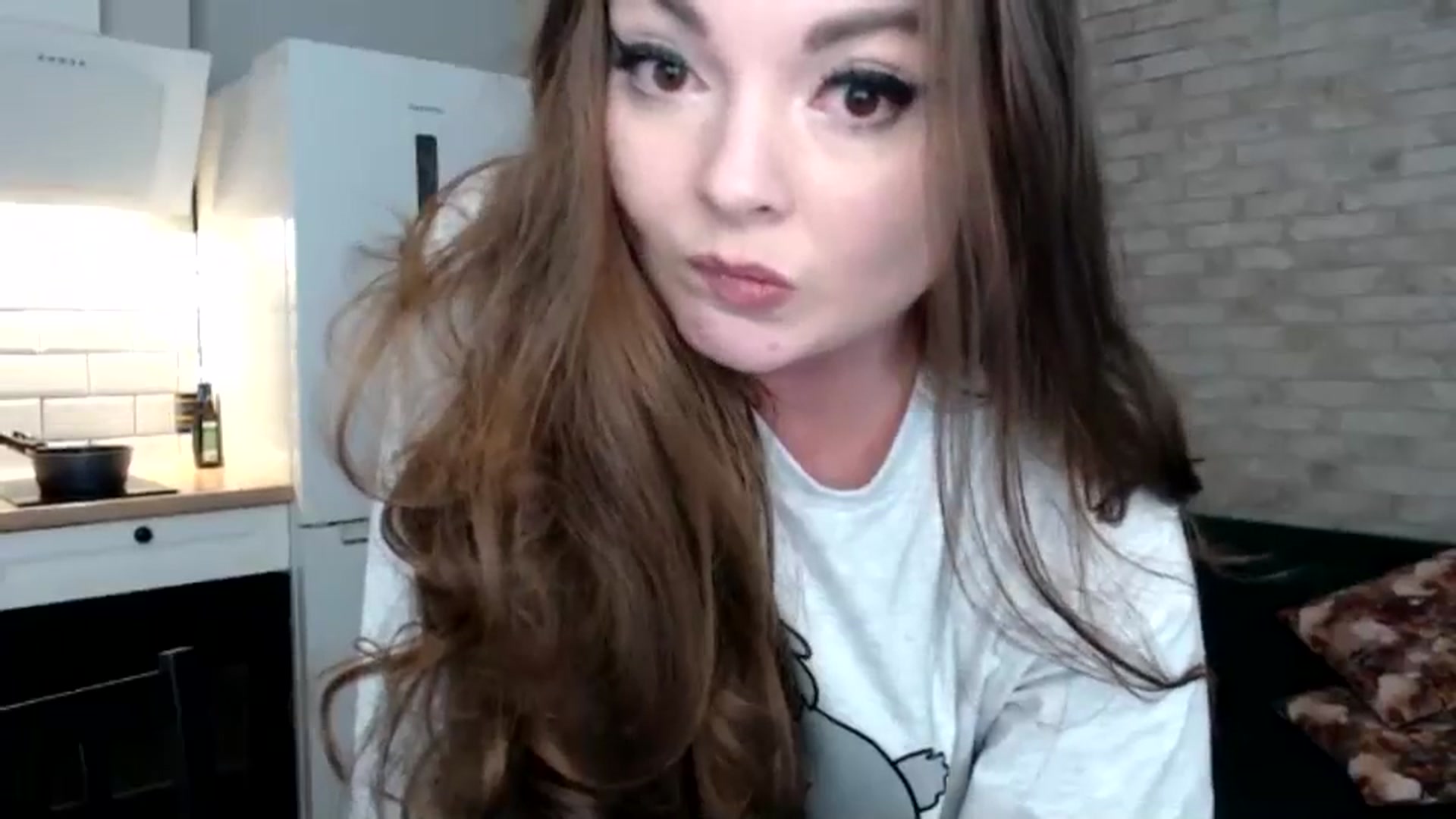 Gallery image thumbnail from HoneypotSpy's myfreecams stream on, 11/19/2024, 18:36 image 17 of 20